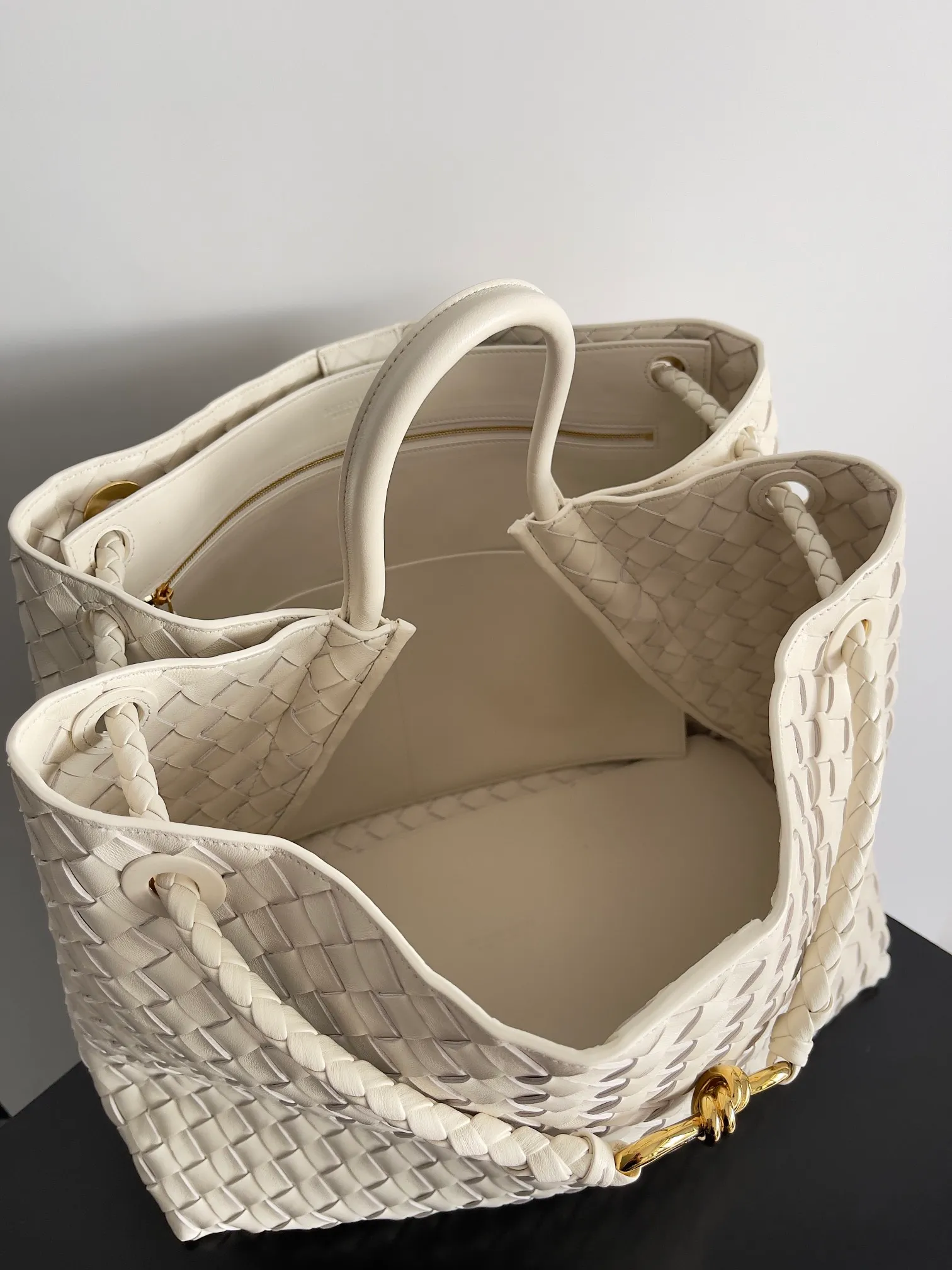 Batch 3760 Recently, the same style of bag that celebrities love is both high-end and practical. Michelle Yeoh, Kim Namjoon, Jing Boran, Tong Liya, Sun Qian, Wu Qianyu, Du Juan, Ma Yili and Bai Baihe are all carrying Bottega Veneta summer series Andiamo handbags. Andiamo has a simple structure and rounded lines. The whole piece is made of Nappa leather. It is comfortable, soft and dynamic. It adds interest to daily life and can be easily matched with various styles. Andiamo handbags are available in three sizes: small, medium and large. There are many colors to choose from, which can meet different needs. You can really carry it whether it is daily or attending events. Style number: 743575 Size: 45*22*34 including handle height 44cm